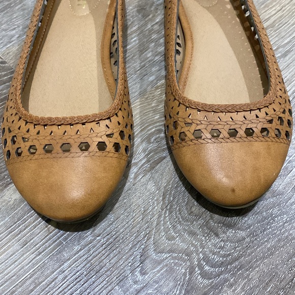 Faux leather flats with cutouts - Picture 3 of 5